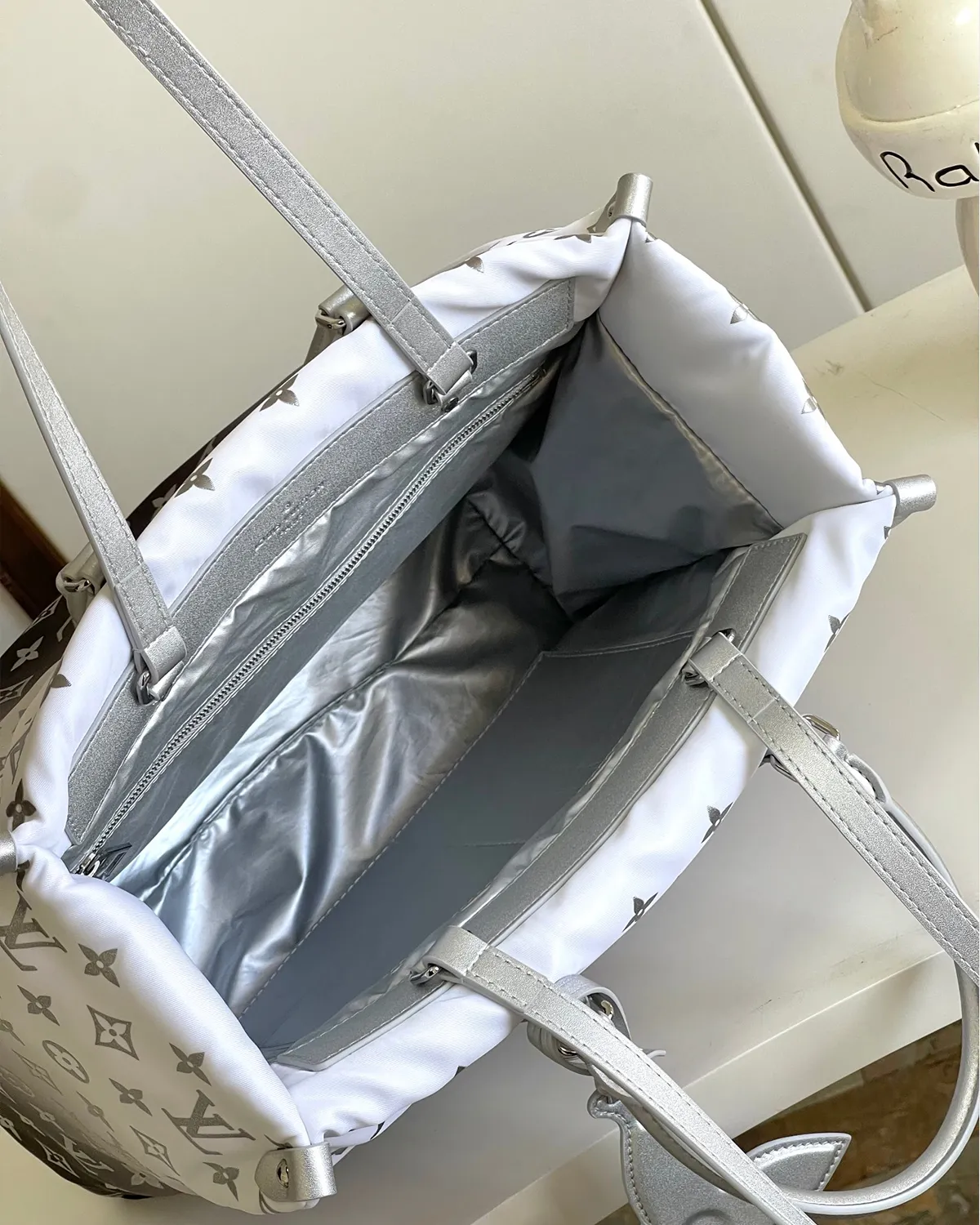 bagladt-signature-box-tote-mm-giant-reverse-monogram-canvas-front10