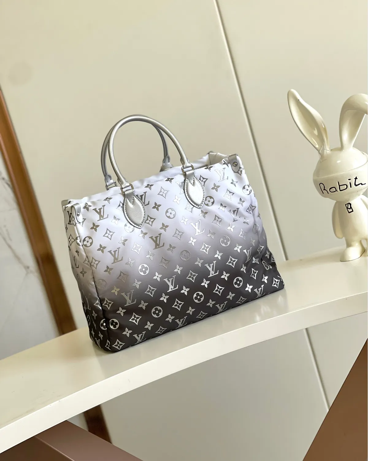 bagladt-signature-box-tote-mm-giant-reverse-monogram-canvas-front4