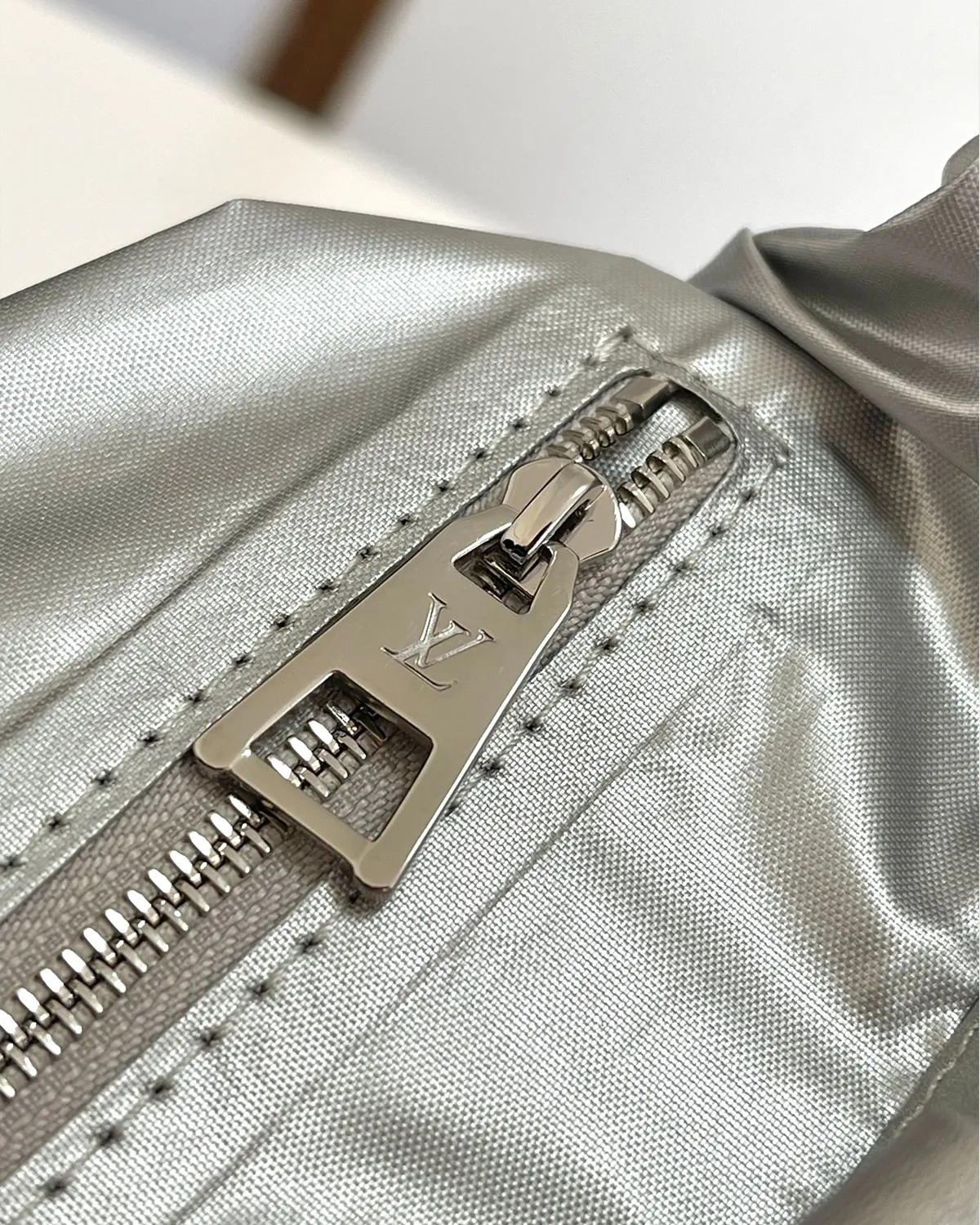 bagladt-signature-box-tote-mm-giant-reverse-monogram-canvas-front9