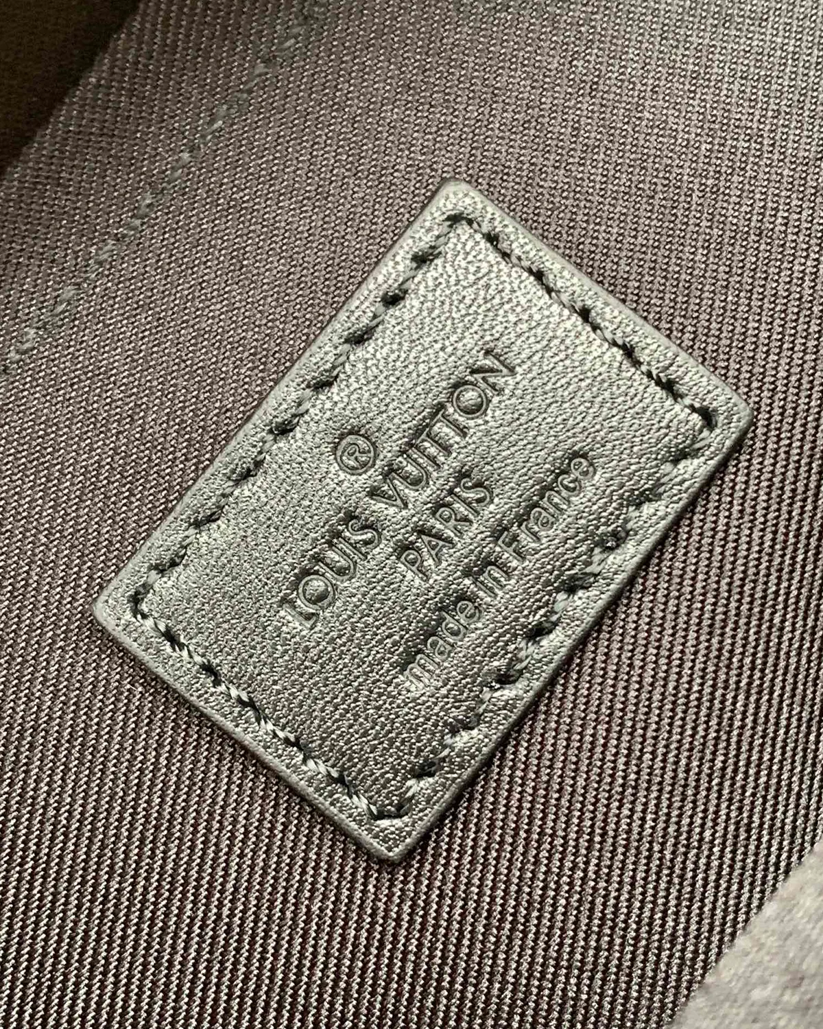 bagladt-signature-magnetic-lock-messenger-monogram-black-leather-front10