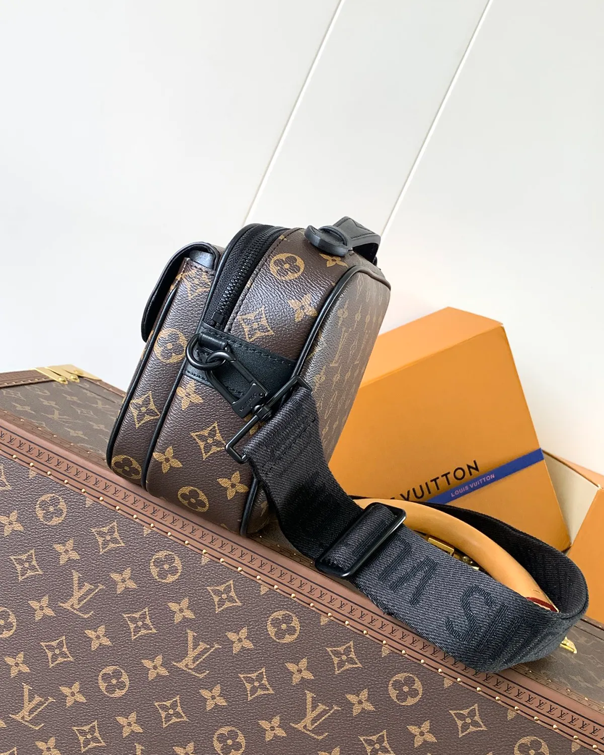 bagladt-signature-magnetic-lock-messenger-monogram-black-leather-front3