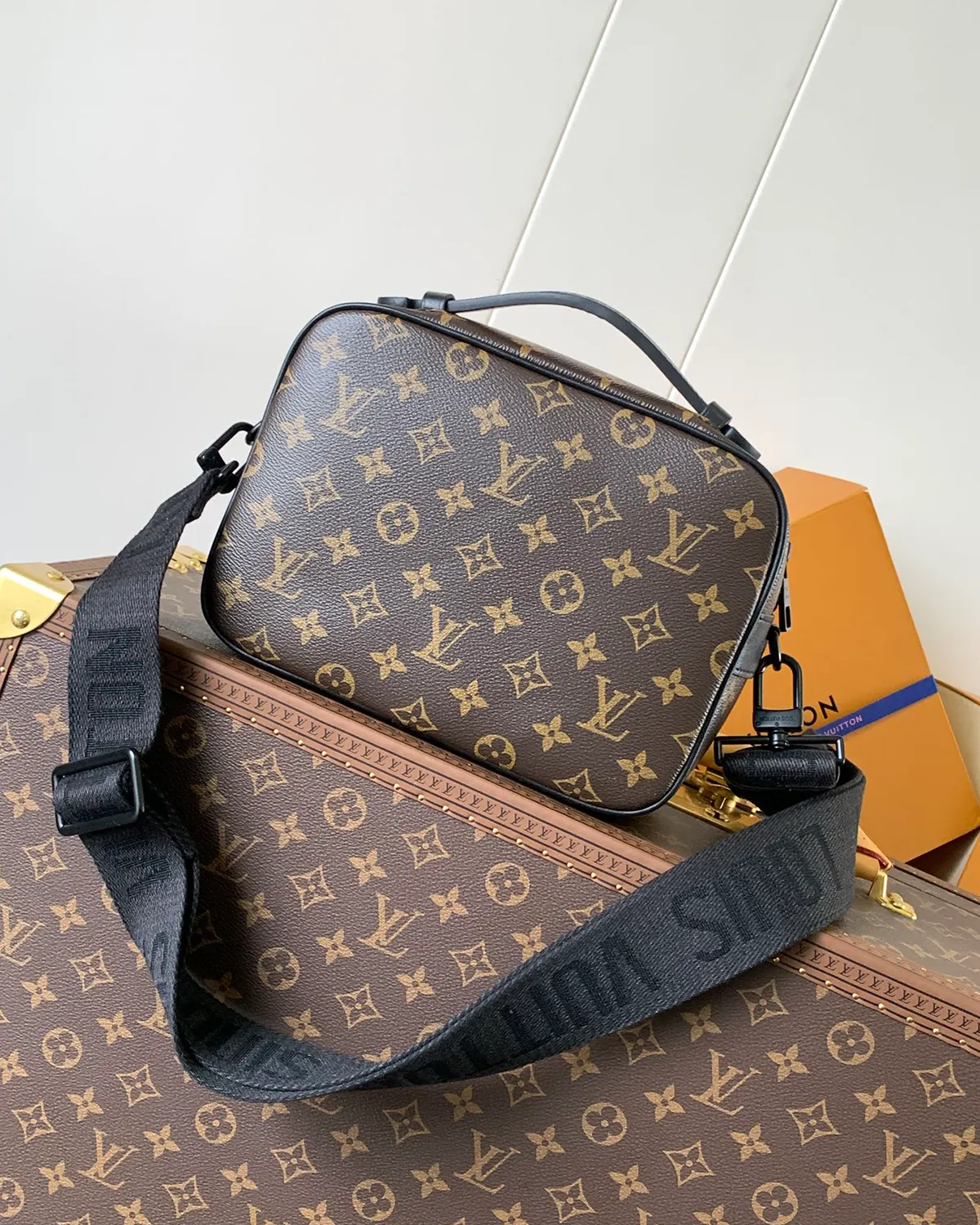 bagladt-signature-magnetic-lock-messenger-monogram-black-leather-front4