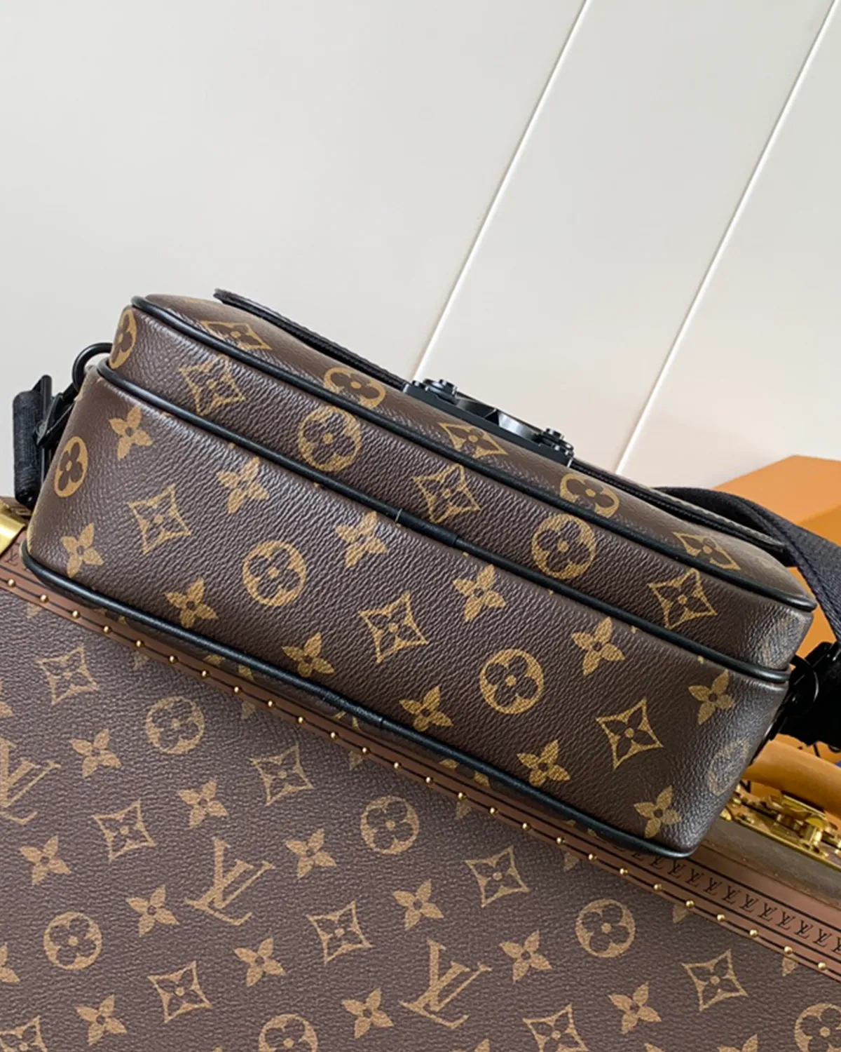 bagladt-signature-magnetic-lock-messenger-monogram-black-leather-front5