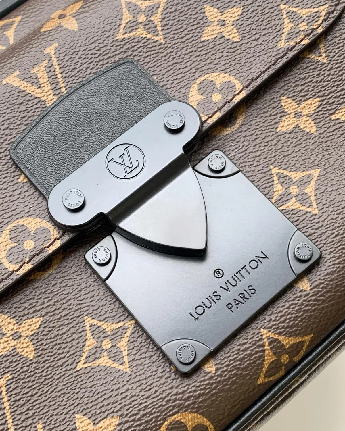 bagladt-signature-magnetic-lock-messenger-monogram-black-leather-front6