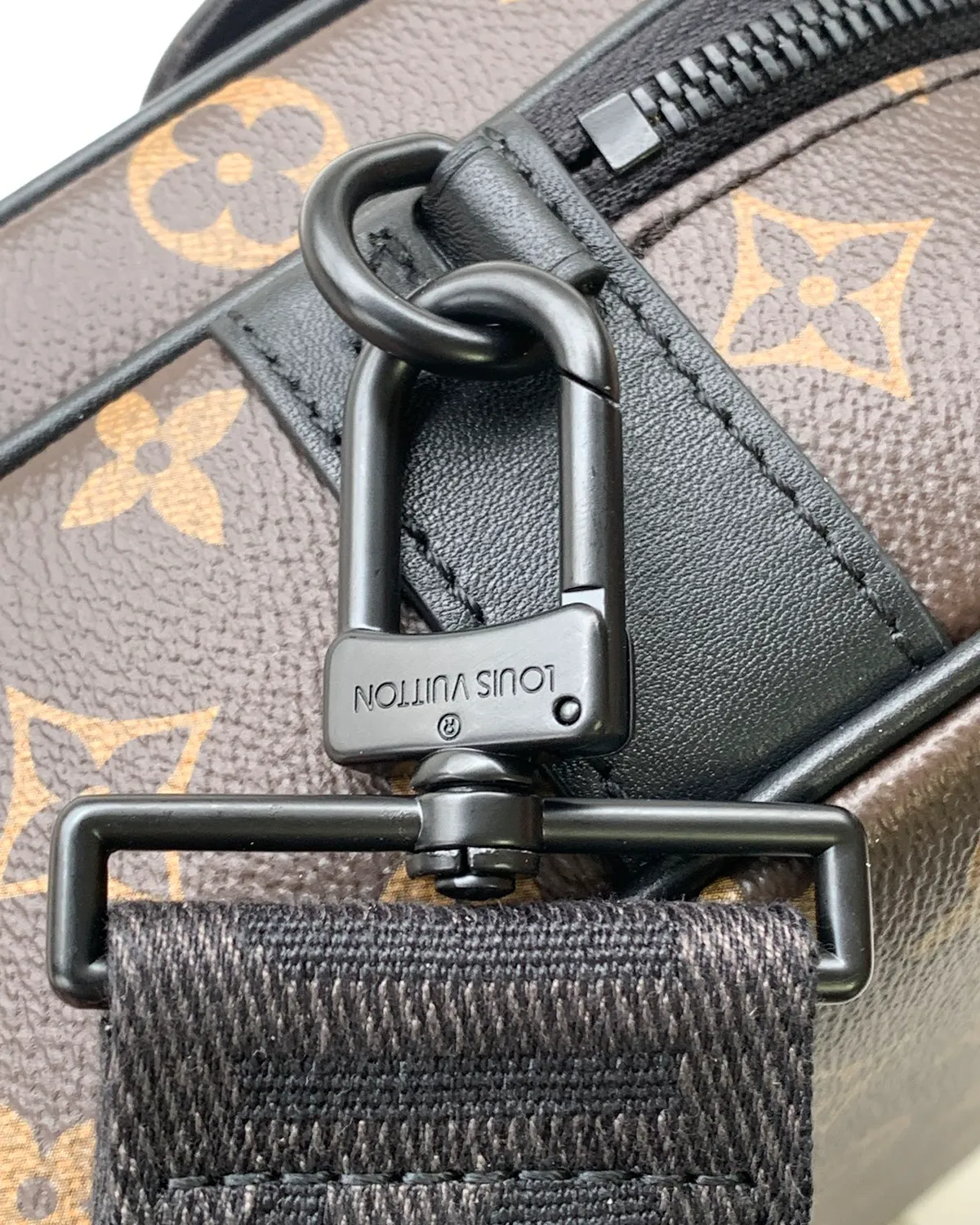 bagladt-signature-magnetic-lock-messenger-monogram-black-leather-front8