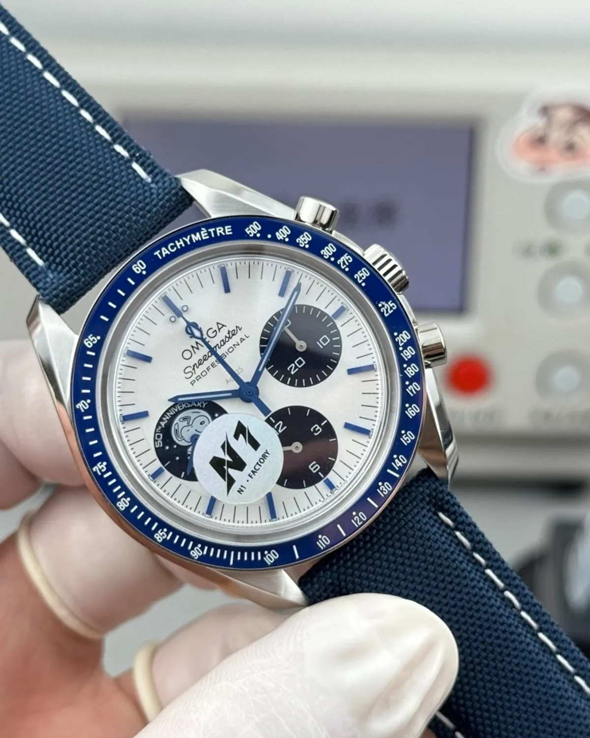 bagladt-speedmaster-silver-snoopy-award-50th-front3