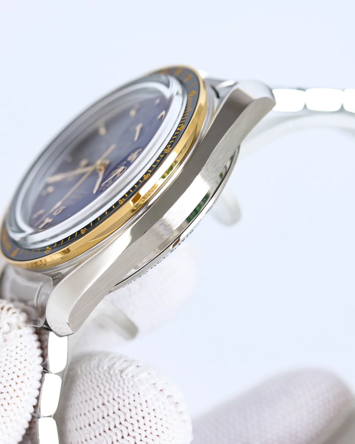 bagladt-two-tone-speedmaster-moonwatch-sedna-gold-front8