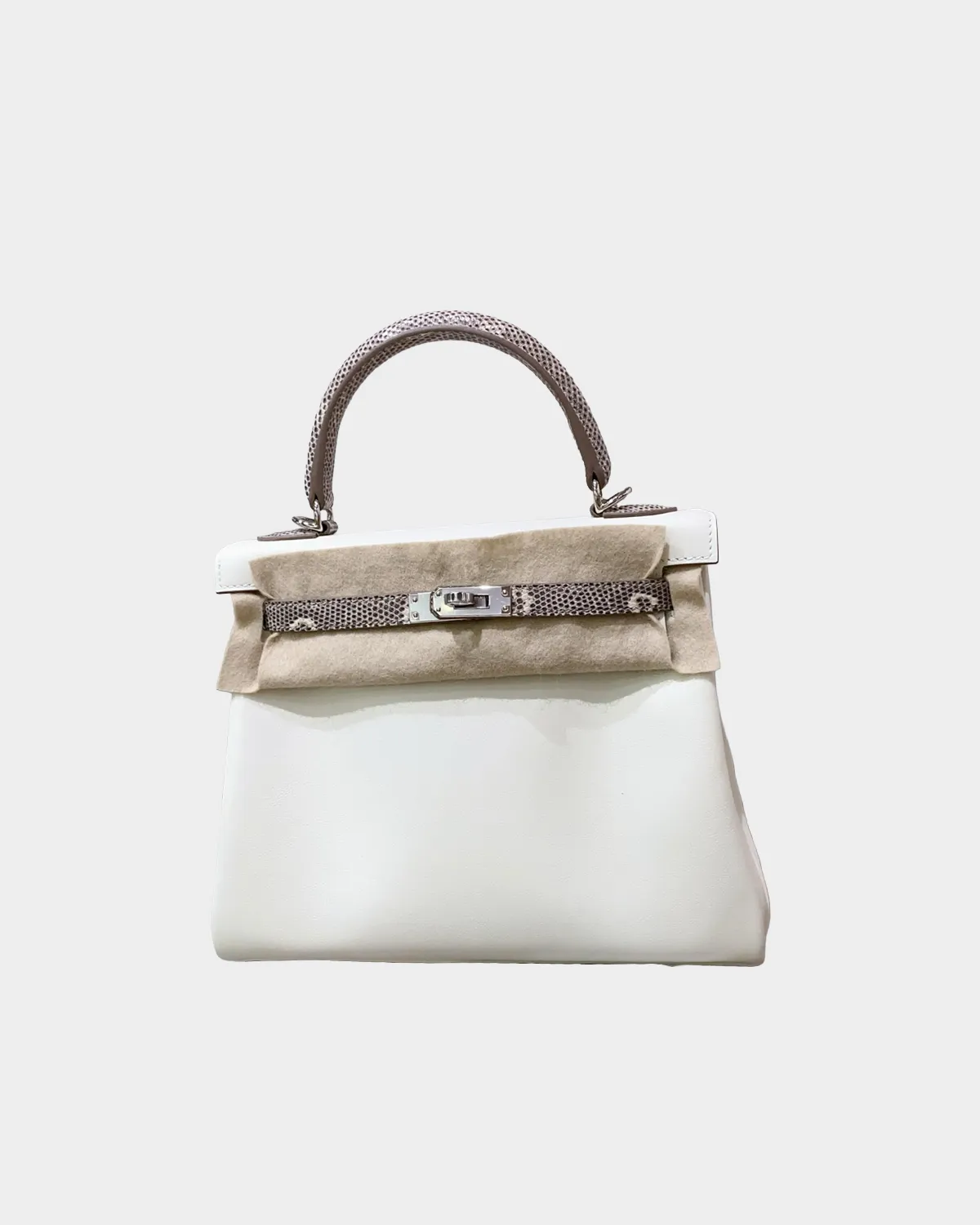 Signature Custom Top Handle 25 HSS style in natural leather with lizard trim front view